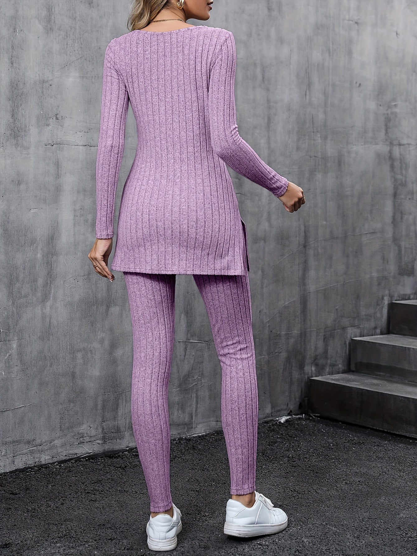 Conjunto de duas peças canelado com abertura lateral, composto por t-shirt de manga comprida e calças, para uso casual. Roupa feminina.