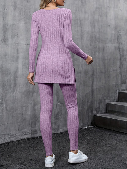 Conjunto de duas peças canelado com abertura lateral, composto por t-shirt de manga comprida e calças, para uso casual. Roupa feminina.