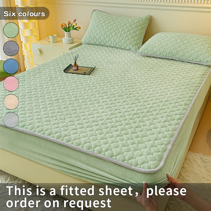 3pcs Soft And Comfortable Milk Velvet Fitted Sheet And Pillowcase Set, Sandwich Thickened Fitted Sheet And Pillowcase Set, Good Warmth Effect, Fitted Sheet Height 30Cm, Quilted Style Fitted Sheet, Suitable for Bedroom And Gue