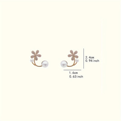 Brincos de pino com flor dourada requintada e decoração de pérola sintética com zircónias brilhantes. Joias elegantes e simples em liga metálica. Presente feminino moderno.