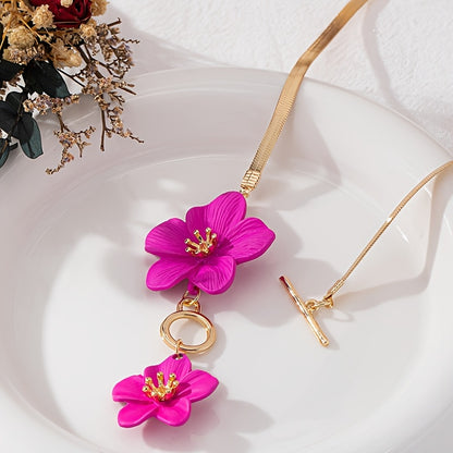 Colar feminino com duplo pendente floral branco em tom dourado - Joia elegante e minimalista com corrente para uso diário e festas, acessório versátil para todo o ano, acessório para festas, estilo sofisticado, acabamento luxuoso.