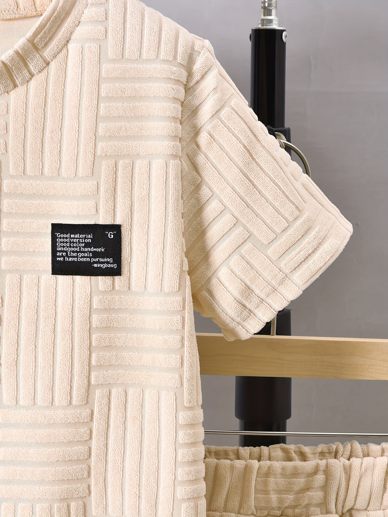 Conjunto de duas peças para menino, composto por t-shirt de manga curta com gola redonda e calções casuais, perfeito para atividades ao ar livre.