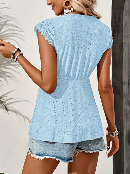 Elegante blusa branca com decote em V e detalhes em renda e ilhós - Manga curta, textura de crochet, perfeita para o verão, moda feminina, look casual de verão | Blusa com detalhes em renda | Textura de crochê