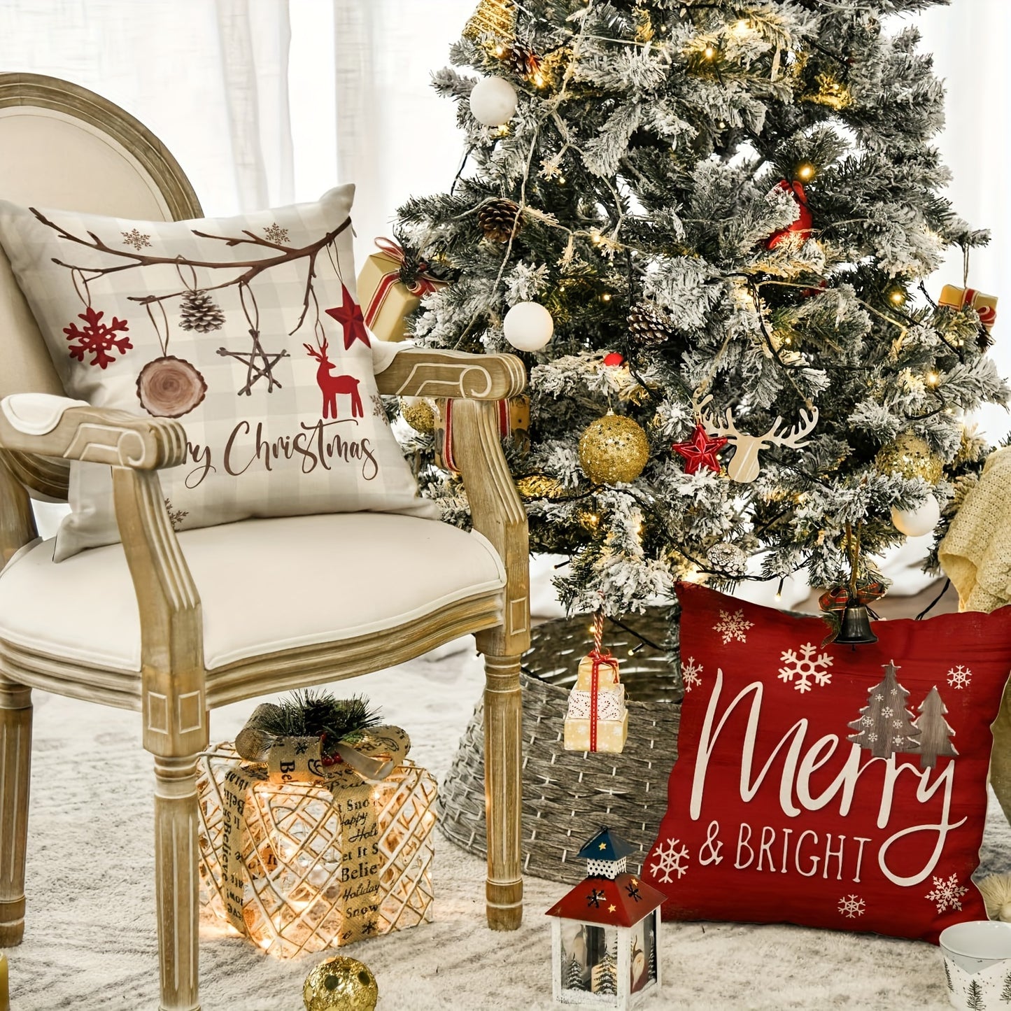 Conjunto de 4 capas de almofada Merry &amp; Bright Christmas Let It Snow com estampado xadrez buffalo e flocos de neve, além de árvores de Natal vermelhas para decoração de sofás e cadeirão.