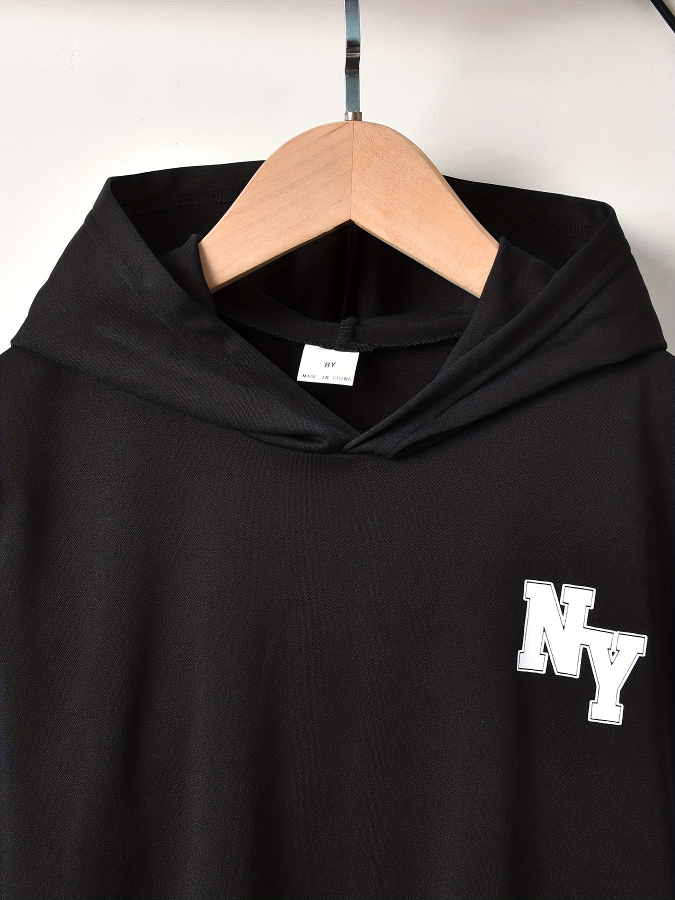 Conjunto elegante de t-shirt de manga curta com estampado de letras e calções para menino, ideal para atividades ao ar livre.