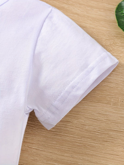 Conjunto de menino casual com estampado de tratores, composto por t-shirt de gola redonda e calções. Ideal para o dia a dia e para atividades ao ar livre.