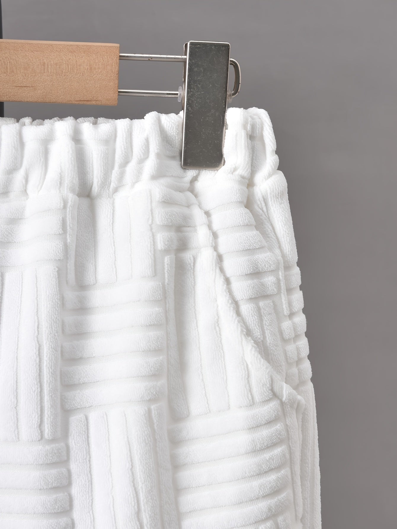 Conjunto de duas peças para menino, composto por t-shirt de manga curta com gola redonda e calções casuais, perfeito para atividades ao ar livre.