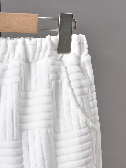 Conjunto de duas peças para menino, composto por t-shirt de manga curta com gola redonda e calções casuais, perfeito para atividades ao ar livre.