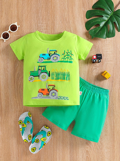 Conjunto de menino casual com estampado de tratores, composto por t-shirt de gola redonda e calções. Ideal para o dia a dia e para atividades ao ar livre.