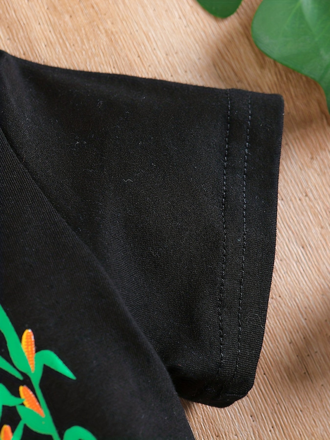 Conjunto de menino casual com estampado de tratores, composto por t-shirt de gola redonda e calções. Ideal para o dia a dia e para atividades ao ar livre.