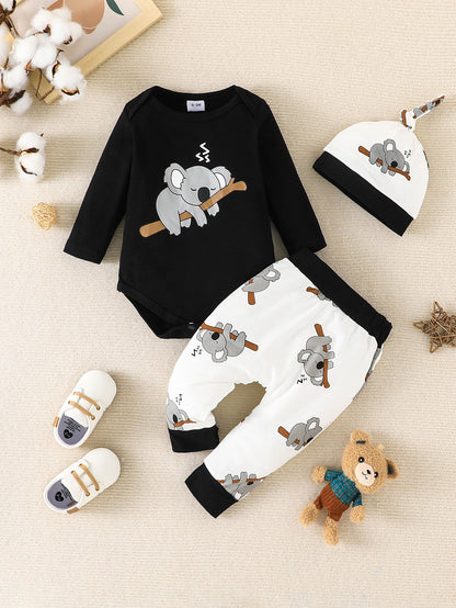 Conjunto de body de manga comprida, calças e gorro para bebé menino em algodão com estampado de coala a dormir super giro. Roupa para recém-nascido.
