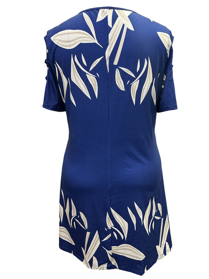 Vestido casual plus size para menina com estampado de folhas, detalhe de argola, mangas recortadas, gola redonda, corte alto e evasé frontal.