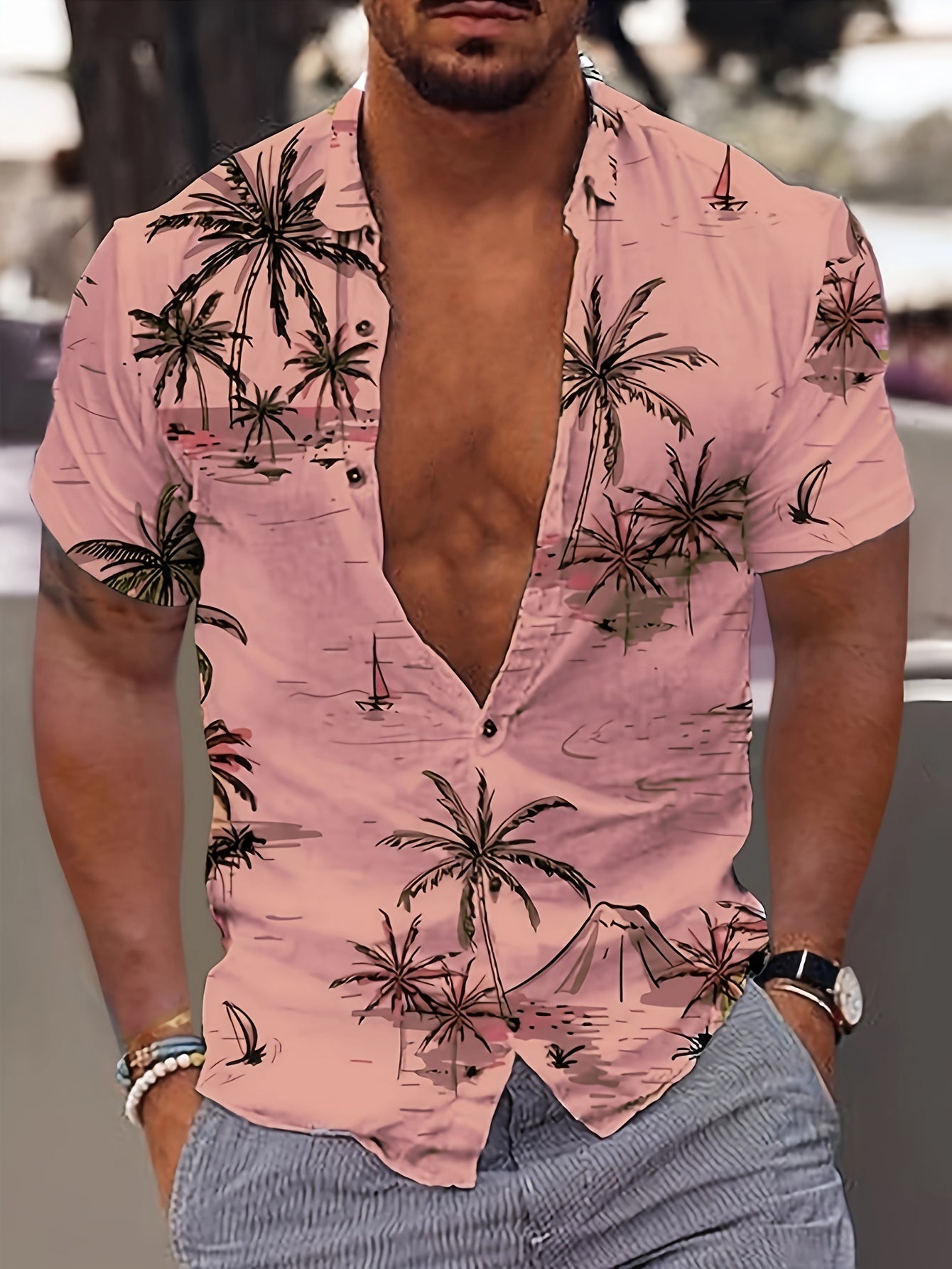 Camisa de homem de manga curta com estampado de coqueiros, ideal para o dia a dia em resorts e para a praia.