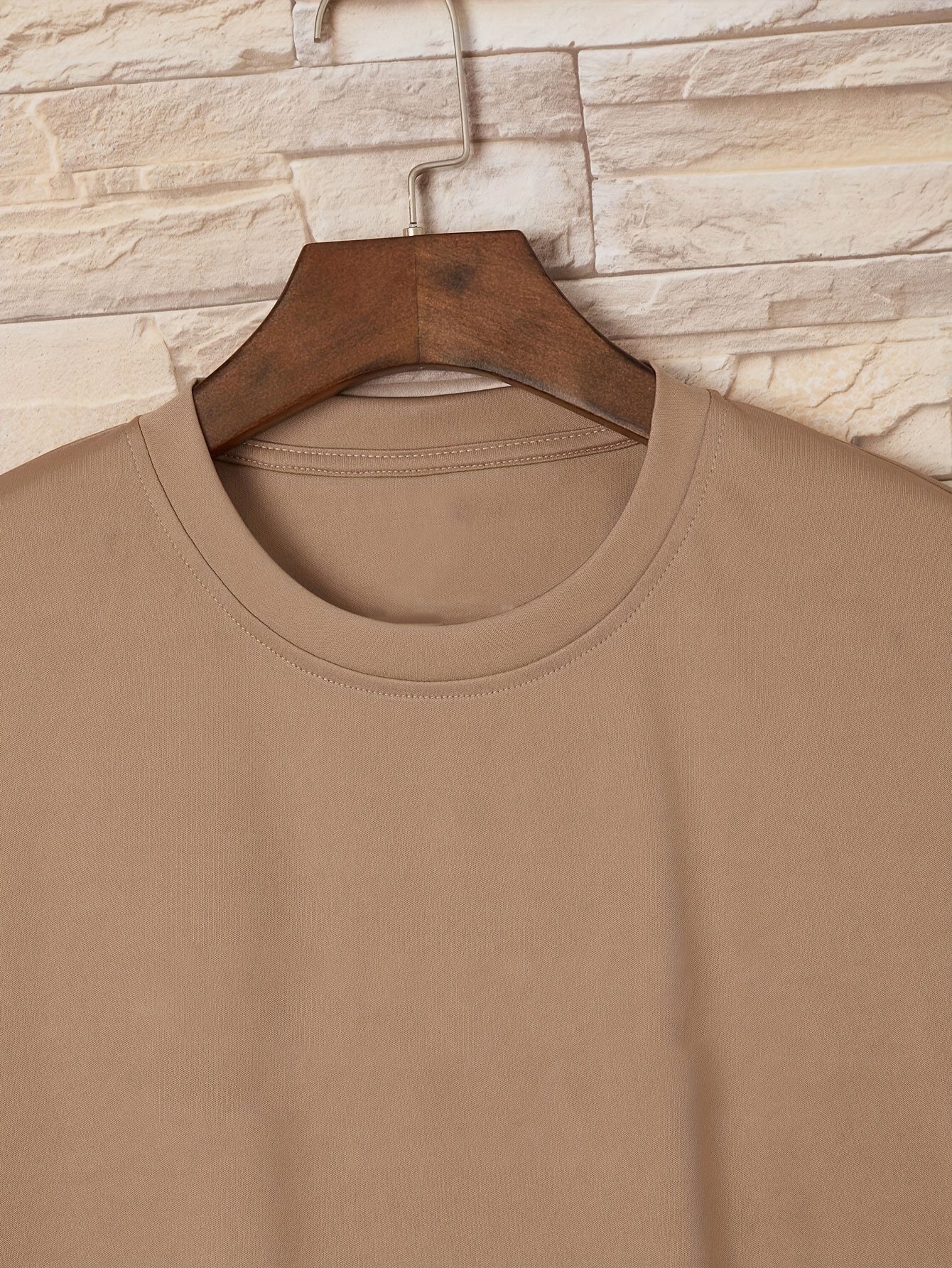 Conjunto de 4 t-shirts casuais para homem de cor sólida, estilo simples, manga curta e gola redonda, ideais para usar em casa, como pijama ou para atividades ao ar livre no verão.