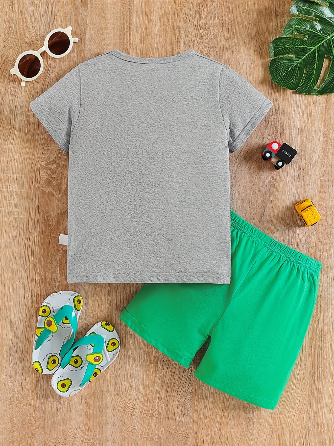 Conjunto de menino casual com estampado de tratores, composto por t-shirt de gola redonda e calções. Ideal para o dia a dia e para atividades ao ar livre.