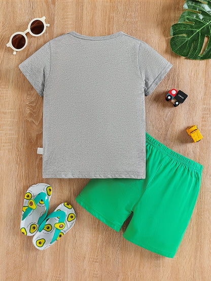 Conjunto de menino casual com estampado de tratores, composto por t-shirt de gola redonda e calções. Ideal para o dia a dia e para atividades ao ar livre.