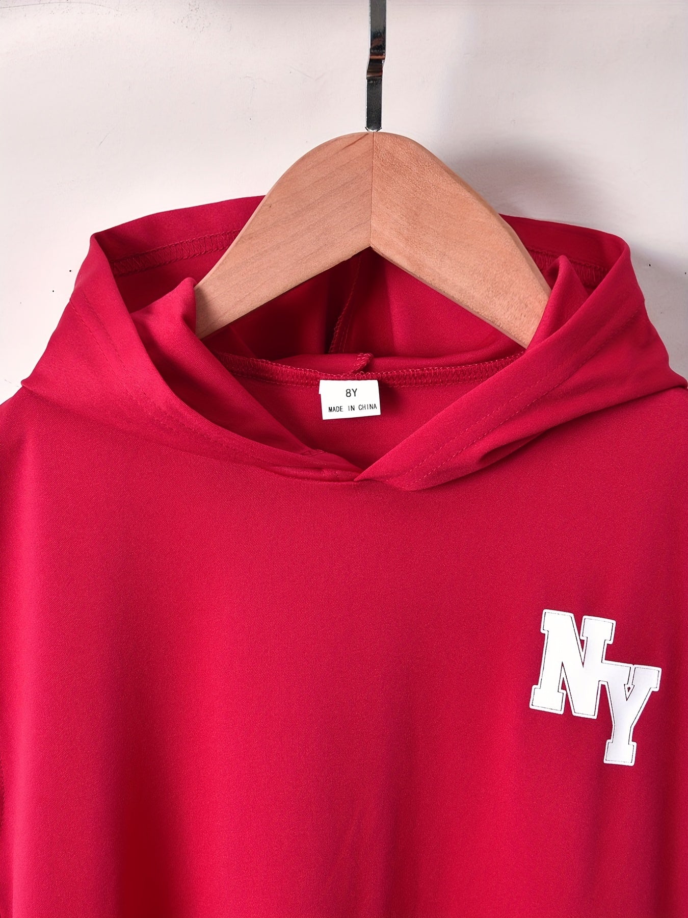 Conjunto elegante de t-shirt de manga curta com estampado de letras e calções para menino, ideal para atividades ao ar livre.