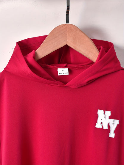 Conjunto elegante de t-shirt de manga curta com estampado de letras e calções para menino, ideal para atividades ao ar livre.