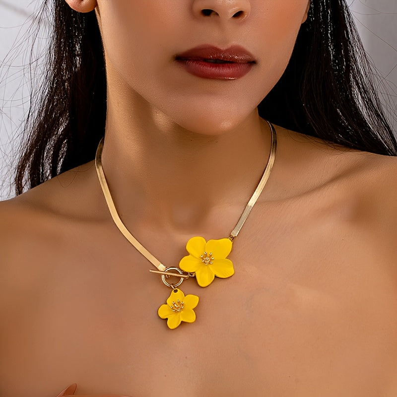 Colar feminino com duplo pendente floral branco em tom dourado - Joia elegante e minimalista com corrente para uso diário e festas, acessório versátil para todo o ano, acessório para festas, estilo sofisticado, acabamento luxuoso.