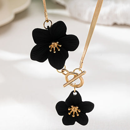 Colar feminino com duplo pendente floral branco em tom dourado - Joia elegante e minimalista com corrente para uso diário e festas, acessório versátil para todo o ano, acessório para festas, estilo sofisticado, acabamento luxuoso.