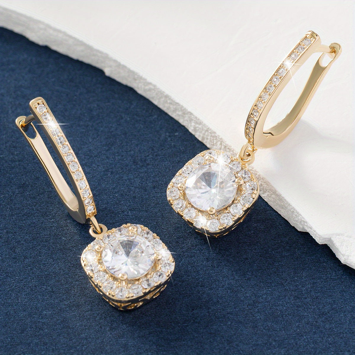 Brincos pendentes de luxo com decoração quadrada de zircónias brilhantes, banhados a ouro 14K e em cobre. Uma joia requintada para presente feminino.