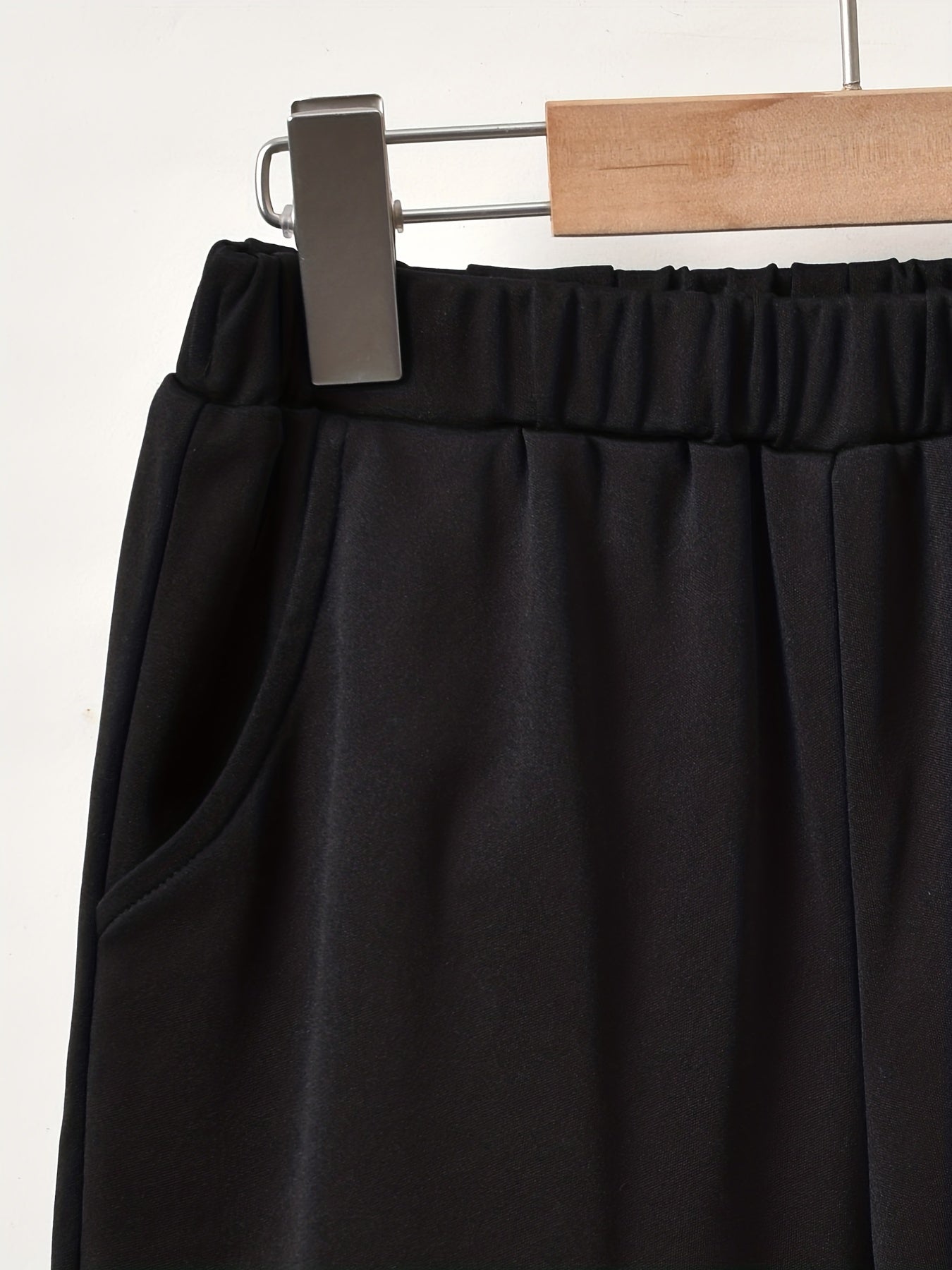 Conjunto elegante de t-shirt de manga curta com estampado de letras e calções para menino, ideal para atividades ao ar livre.