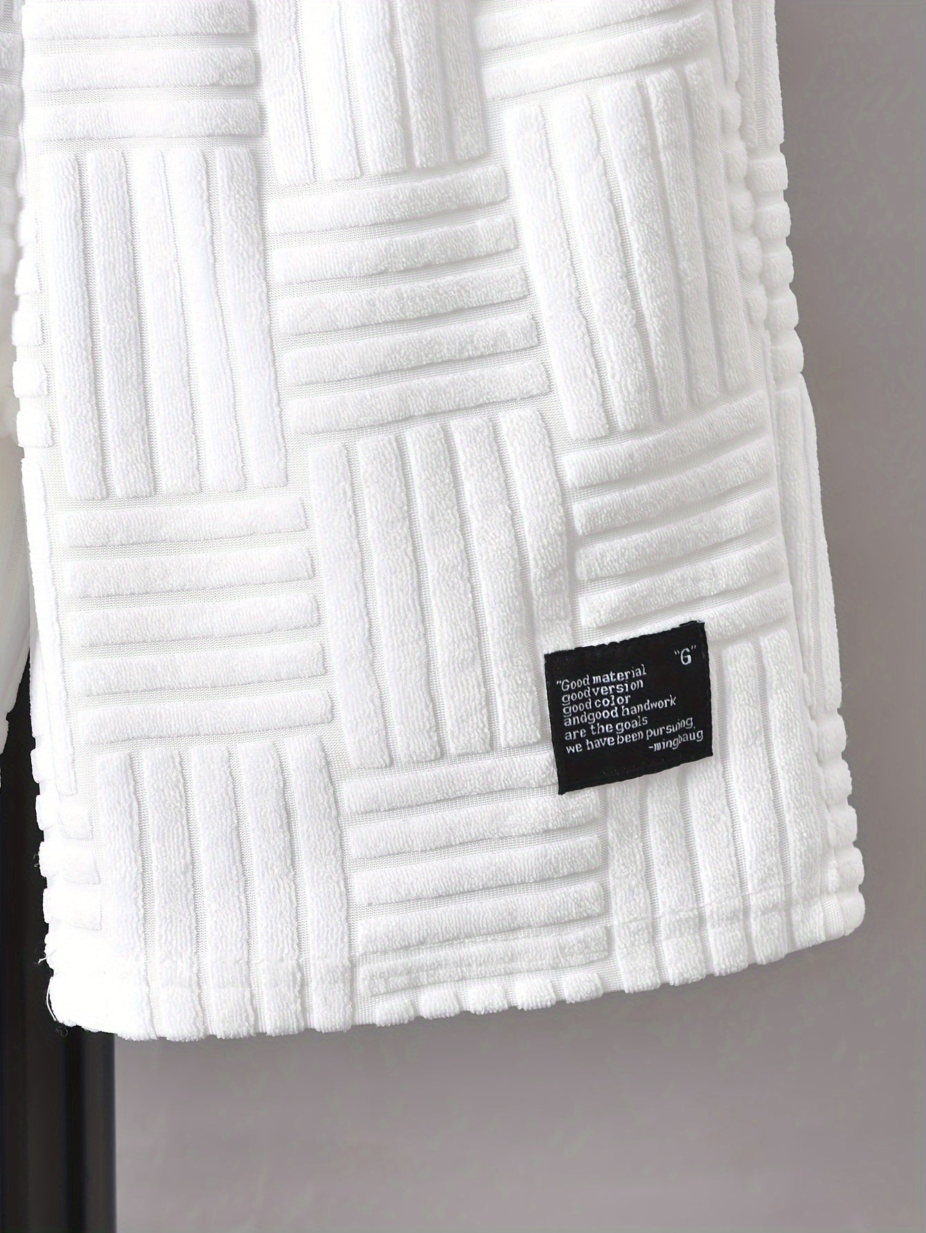 Conjunto de duas peças para menino, composto por t-shirt de manga curta com gola redonda e calções casuais, perfeito para atividades ao ar livre.