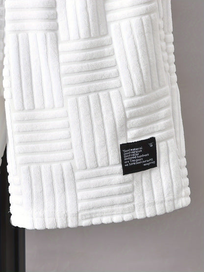 Conjunto de duas peças para menino, composto por t-shirt de manga curta com gola redonda e calções casuais, perfeito para atividades ao ar livre.