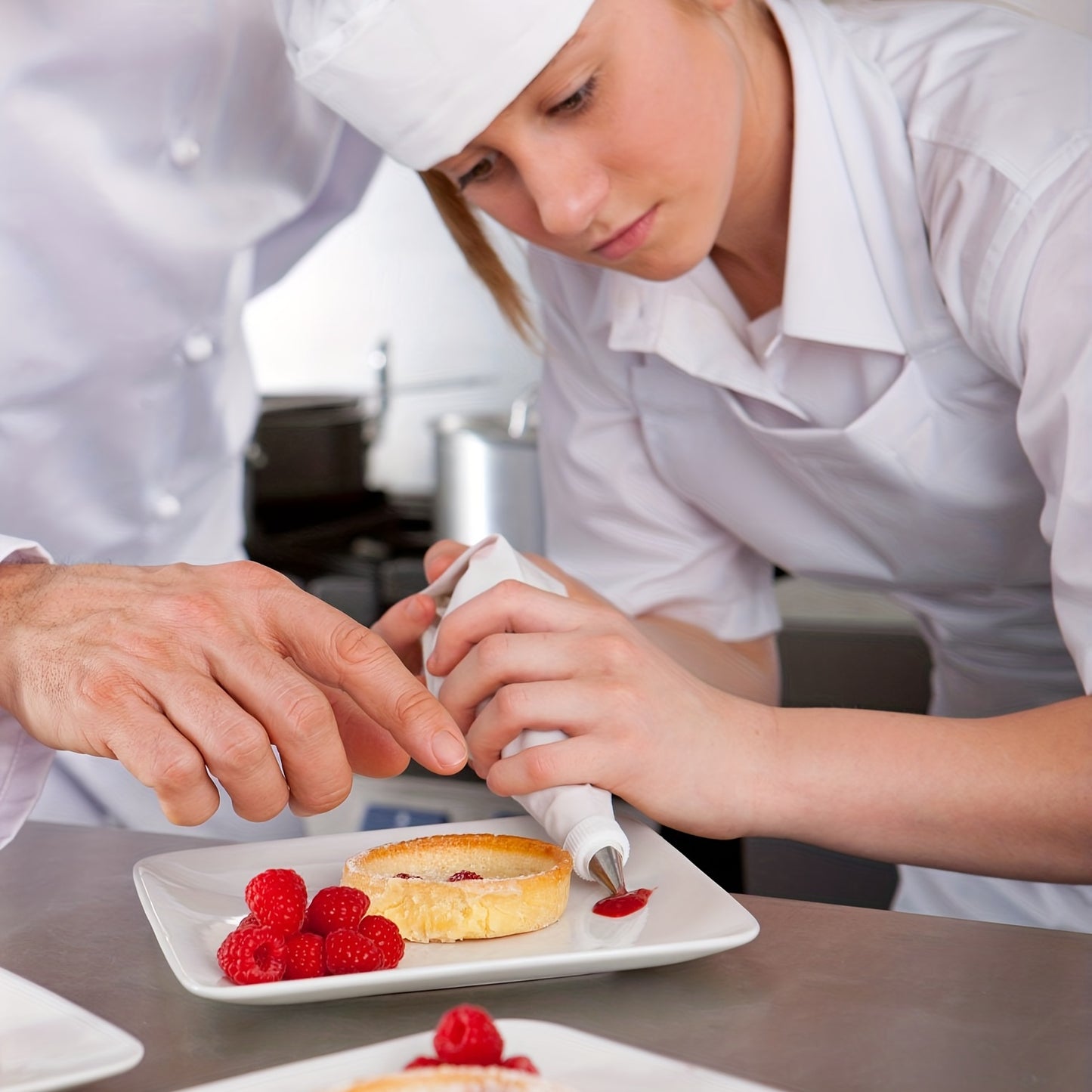 Kit de decoração de bolos com 8 peças, incluindo 1 saco de pasteleiro reutilizável em silicone, 6 bicos de pasteleiro e 1 adaptador. Ideal para decorar bolos em casa. Utensílios de cozinha, acessórios e acessórios para a cozinha.