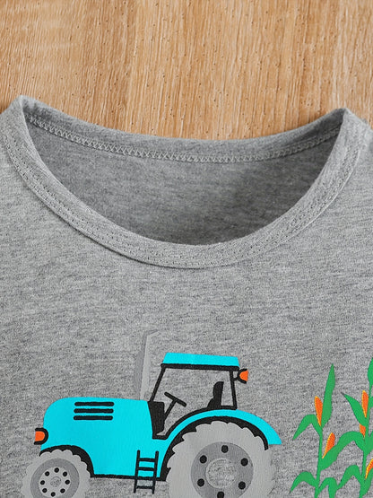 Conjunto de menino casual com estampado de tratores, composto por t-shirt de gola redonda e calções. Ideal para o dia a dia e para atividades ao ar livre.