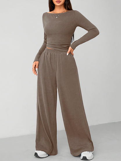 Conjunto de calças largas e corte descontraído para um look moderno e despojado em casa.