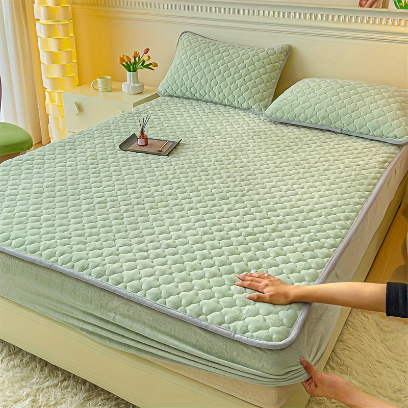 3pcs Soft And Comfortable Milk Velvet Fitted Sheet And Pillowcase Set, Sandwich Thickened Fitted Sheet And Pillowcase Set, Good Warmth Effect, Fitted Sheet Height 30Cm, Quilted Style Fitted Sheet, Suitable for Bedroom And Gue