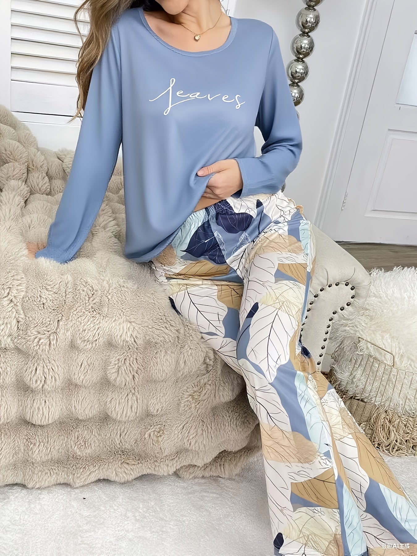 Conjunto de pijama casual, versátil e elegante para mulher com estampado de letras, blusa de manga comprida com gola redonda e calças com estampado floral para o outono e inverno.