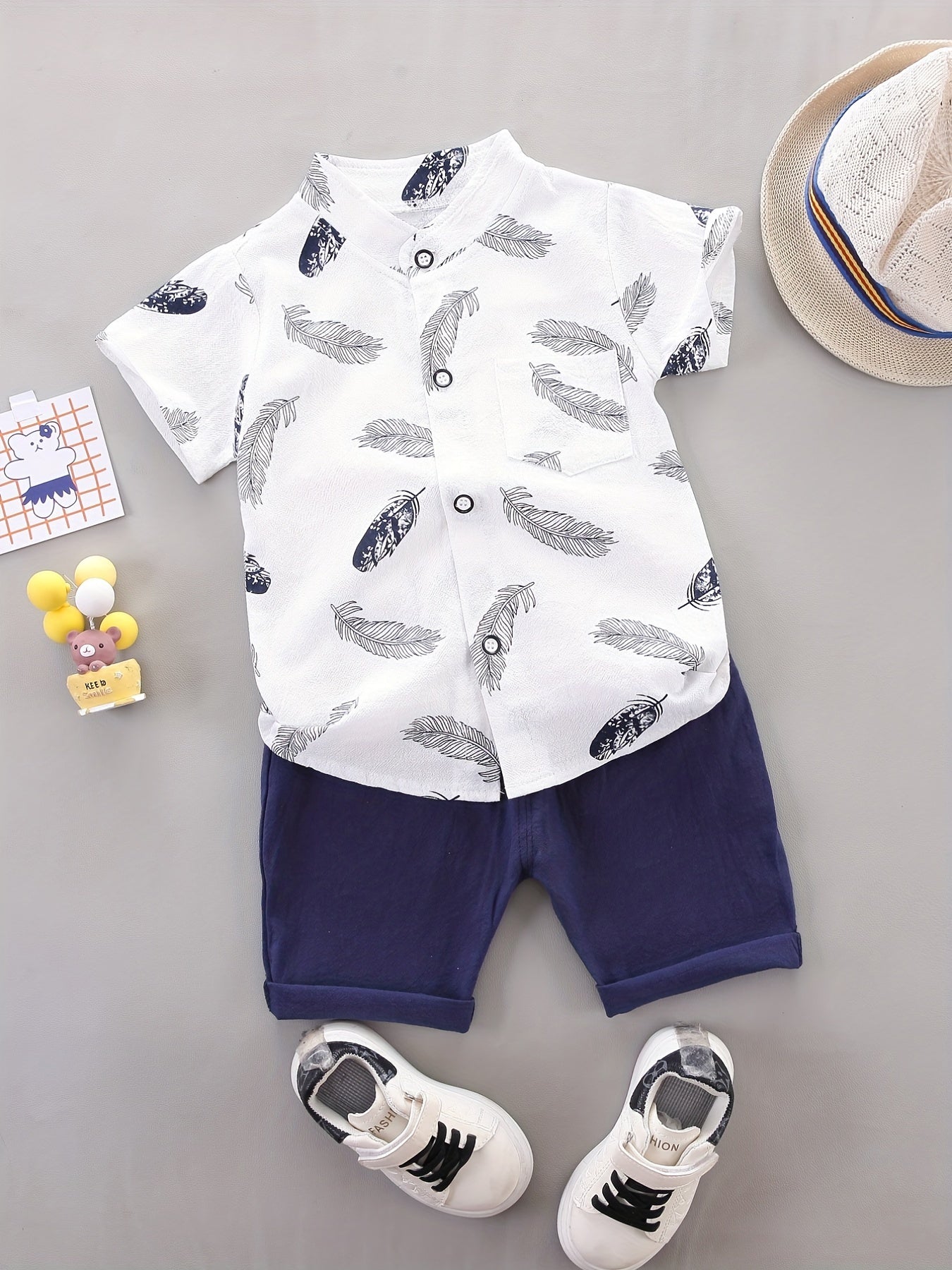 Conjunto casual para bebé menino - Camisola de manga curta e calções com estampado de penas - Conjunto infantil de 2 peças para atividades ao ar livre