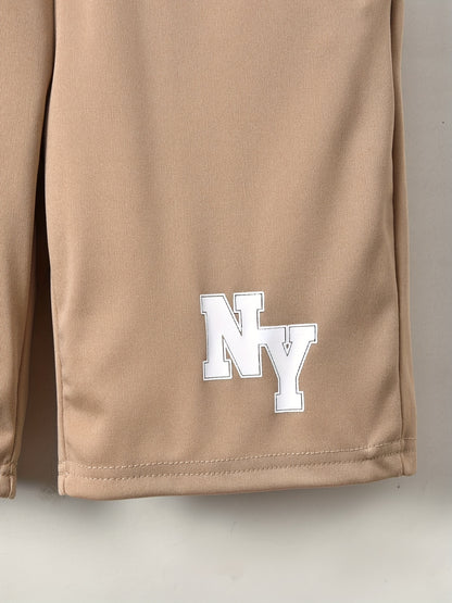 Conjunto elegante de t-shirt de manga curta com estampado de letras e calções para menino, ideal para atividades ao ar livre.