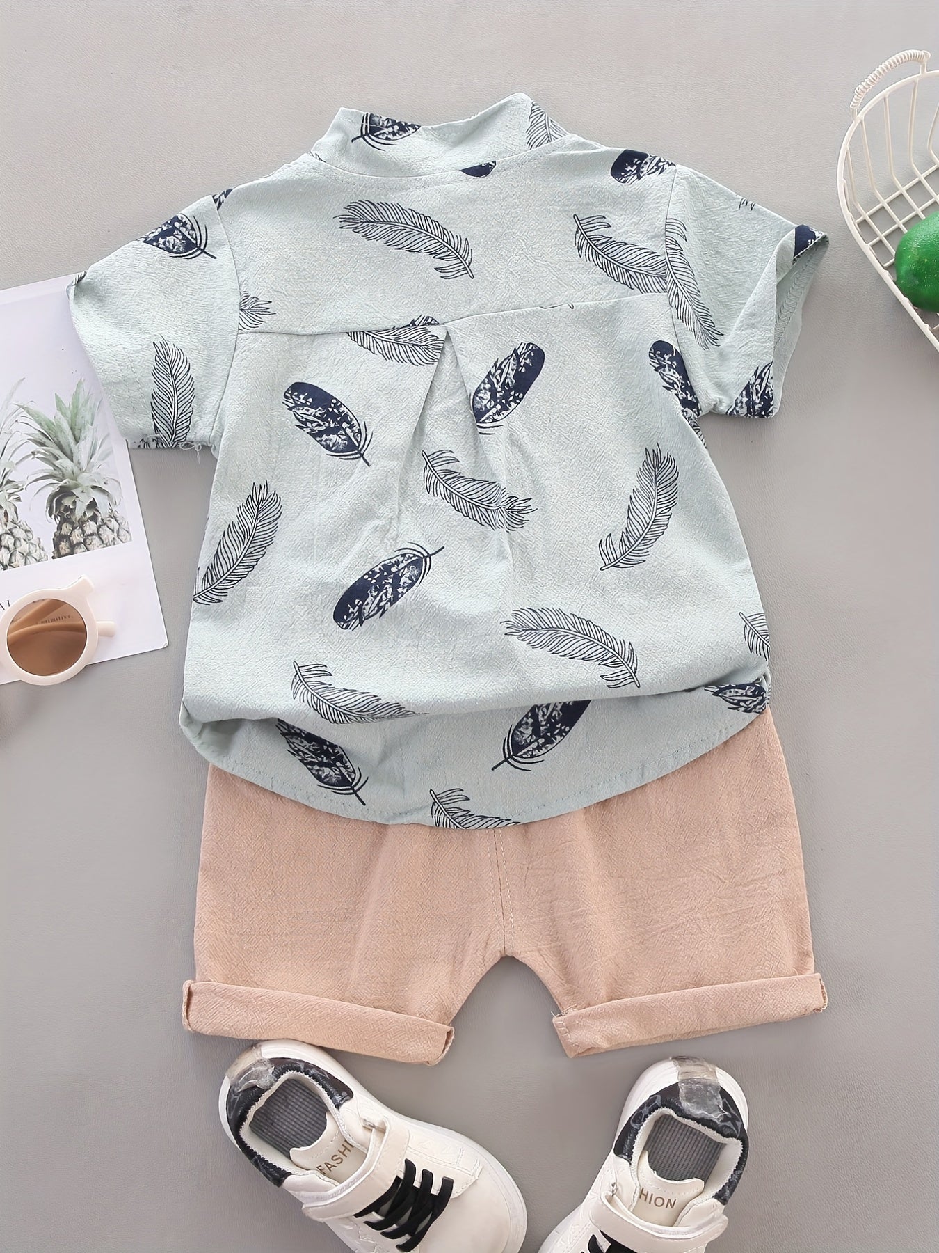 Conjunto casual para bebé menino - Camisola de manga curta e calções com estampado de penas - Conjunto infantil de 2 peças para atividades ao ar livre