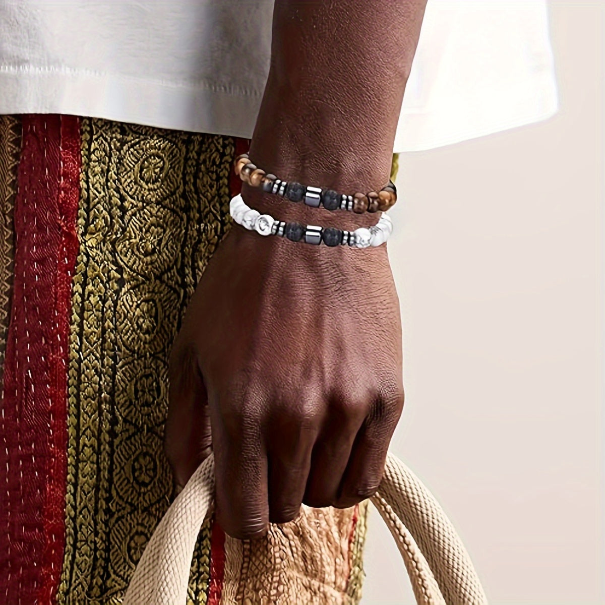 Pulseira de homem de 4 peças com missangas, em tons neutros de olho de tigre, turquesa e espaçador. Feita à mão com elástico, ideal para uso diário e como presente para homens, mulheres e casais.