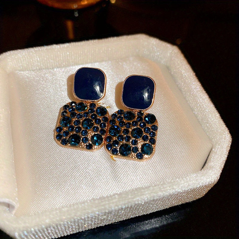 Brincos pendentes quadrados com decoração brilhante de strass, estilo luxuoso e elegante, em liga metálica, perfeitos para festas e banquetes.