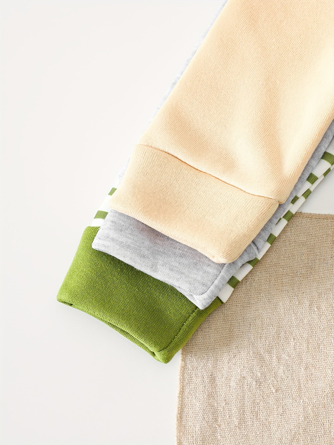 A Set of Three Fleece Hoodies for Baby Boys, Packaged in Six Pieces, Featuring a Cute Bear Patch. Perfect for Outdoor Wear During The Autumn And Winter Seasons, Making It a Great Gift for Children.