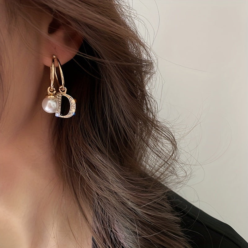 Brincos pendentes dourados com design vazado em forma de letra D, decorados com strass brilhantes e pérolas artificiais. Estilo japonês/coreano. Joias em liga metálica. Presente perfeito para mulheres.