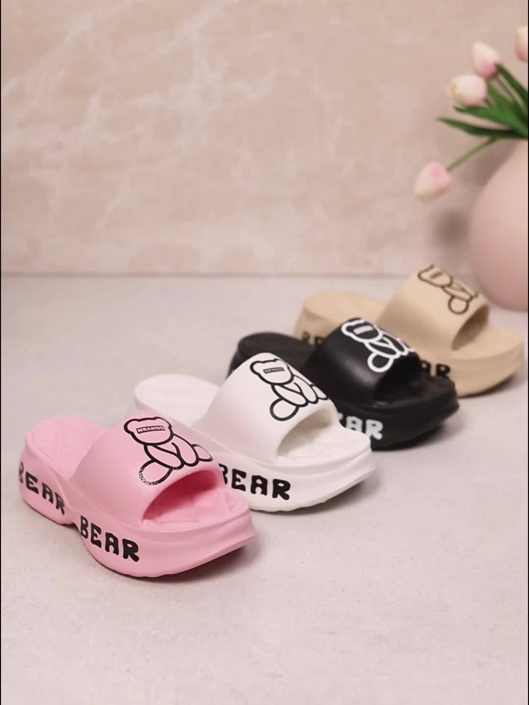 Sandálias em EVA com estampado de letras e ursinhos fofos, modelo plataforma para mulher, com sola macia, ideais para usar em casa ou nas férias. Resistentes ao desgaste.