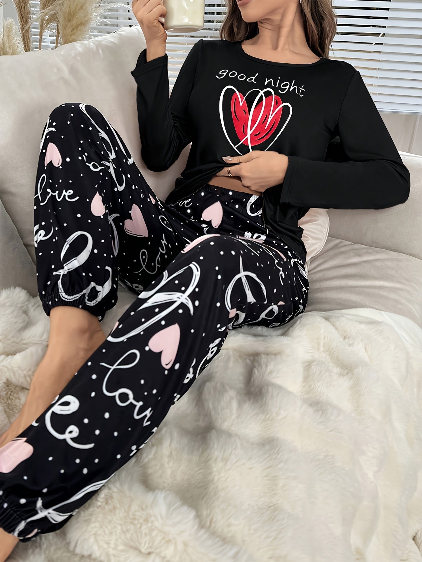 Conjunto de pijama para menina para o outono e inverno com mangas compridas, calças e estampado fofo de corações com letras em estilo cartoon. Ideal para relaxar em casa em todas as estações.