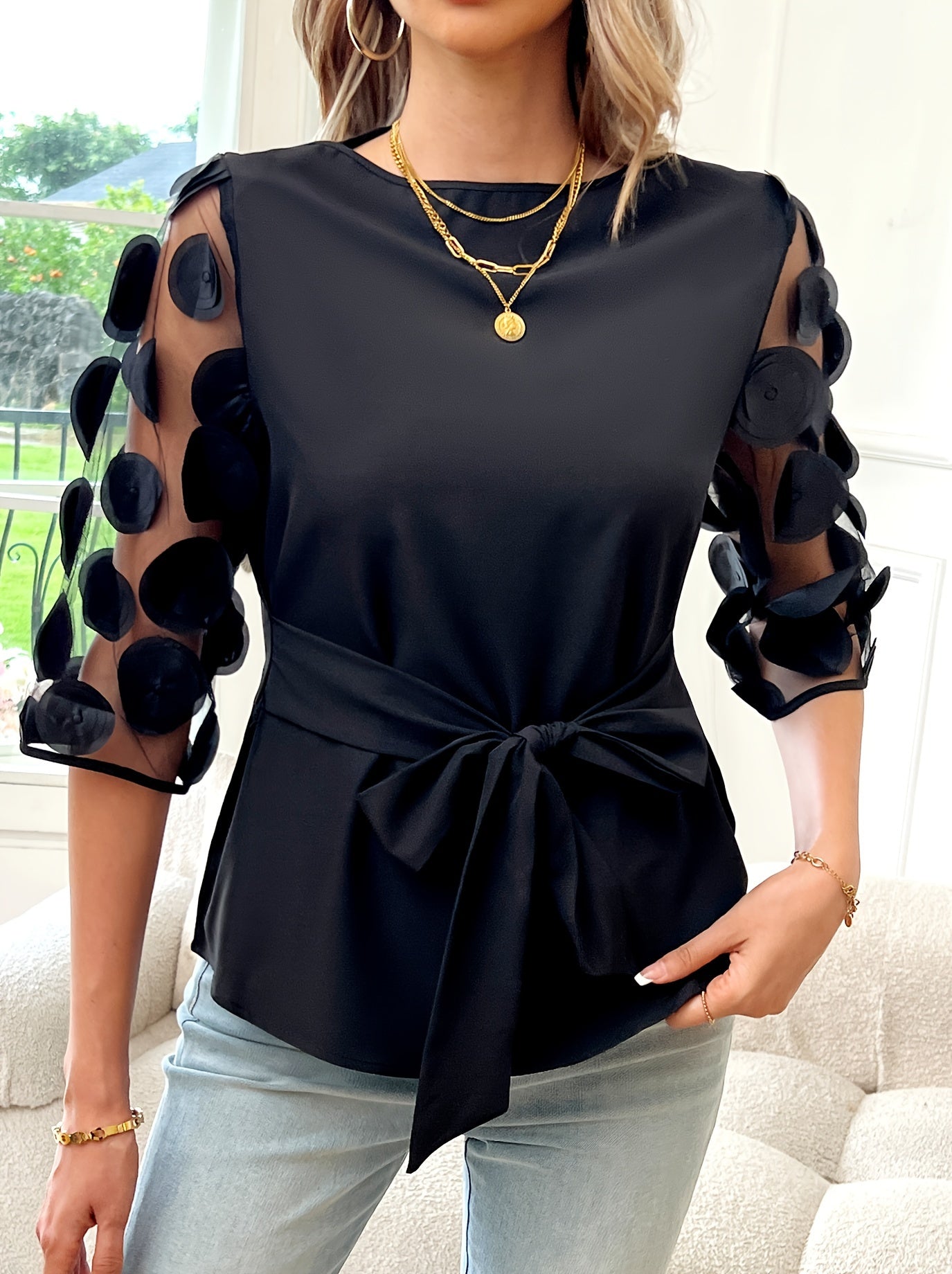 Blusa elegante com ombros à mostra, painel de tule transparente e detalhe de atar na cintura - Cor sólida chique, mangas curtas, lavável à máquina - Perfeita para looks elegantes.