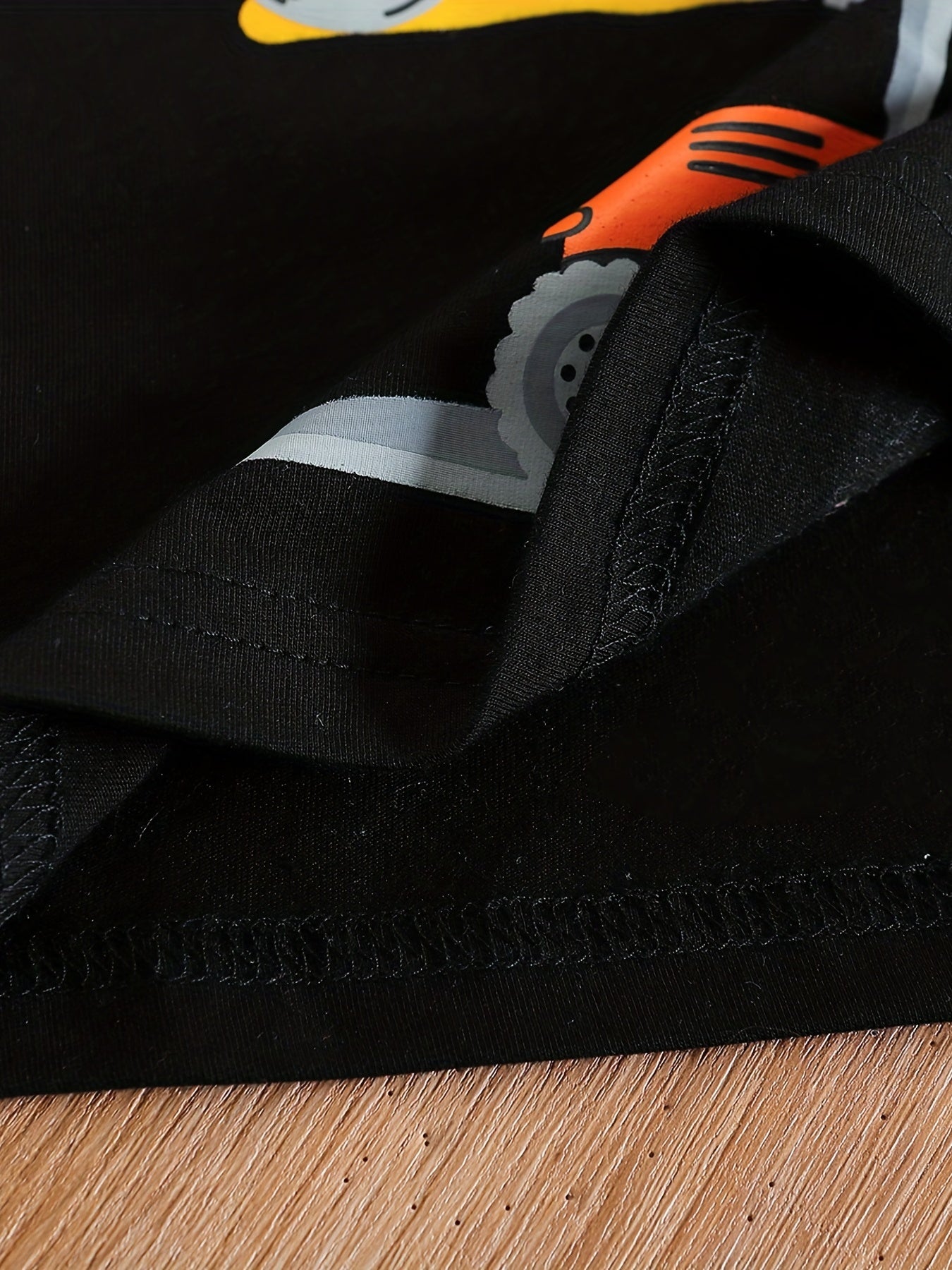 Conjunto de menino casual com estampado de tratores, composto por t-shirt de gola redonda e calções. Ideal para o dia a dia e para atividades ao ar livre.