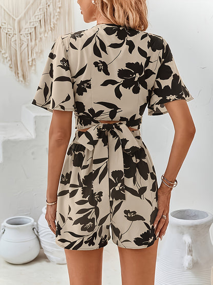 Elegante conjunto de duas peças com estampado floral, blusa cropped de manga curta com decote em V e calções com cintura elástica. Roupas femininas.