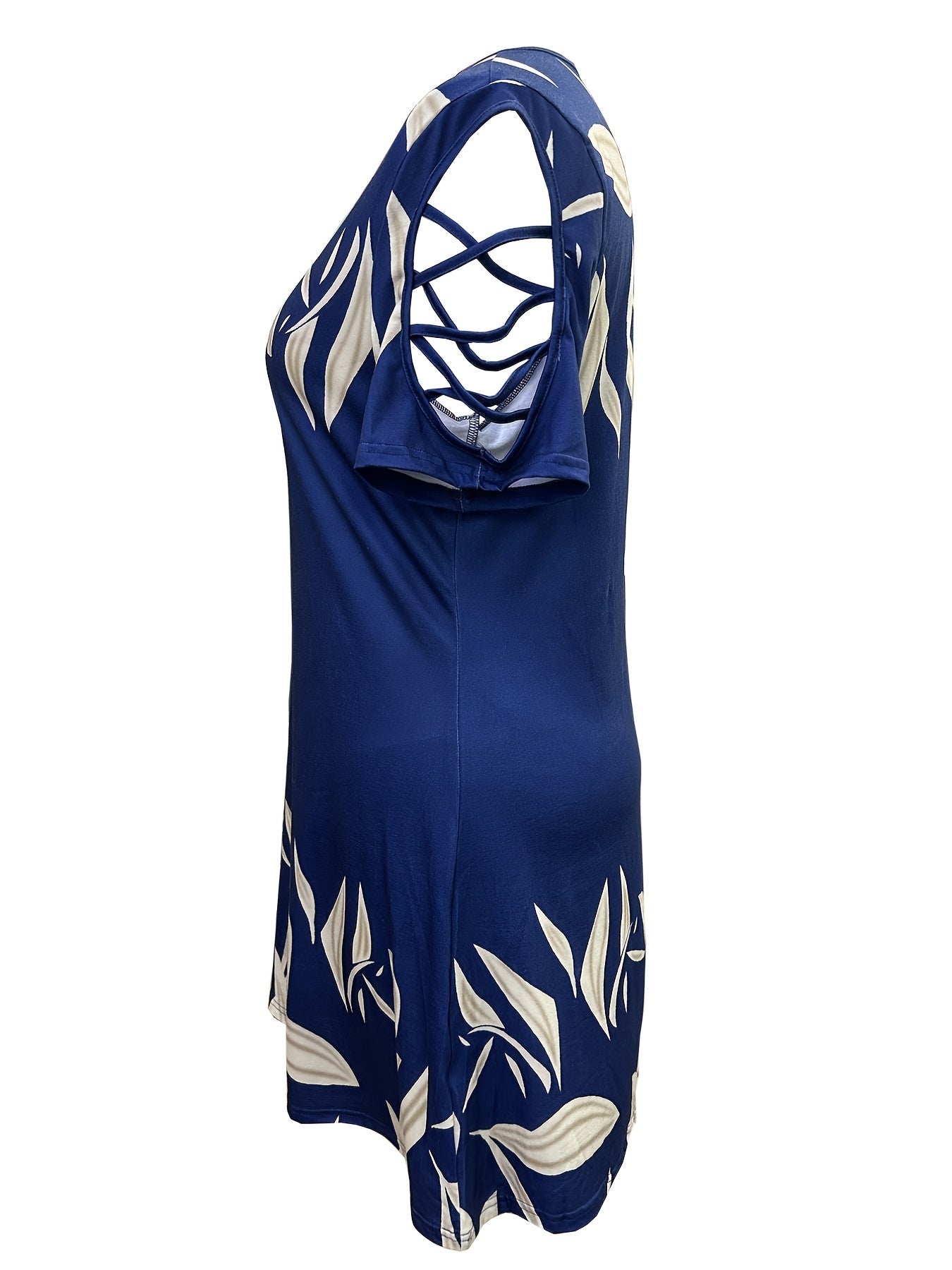 Vestido casual plus size para menina com estampado de folhas, detalhe de argola, mangas recortadas, gola redonda, corte alto e evasé frontal.