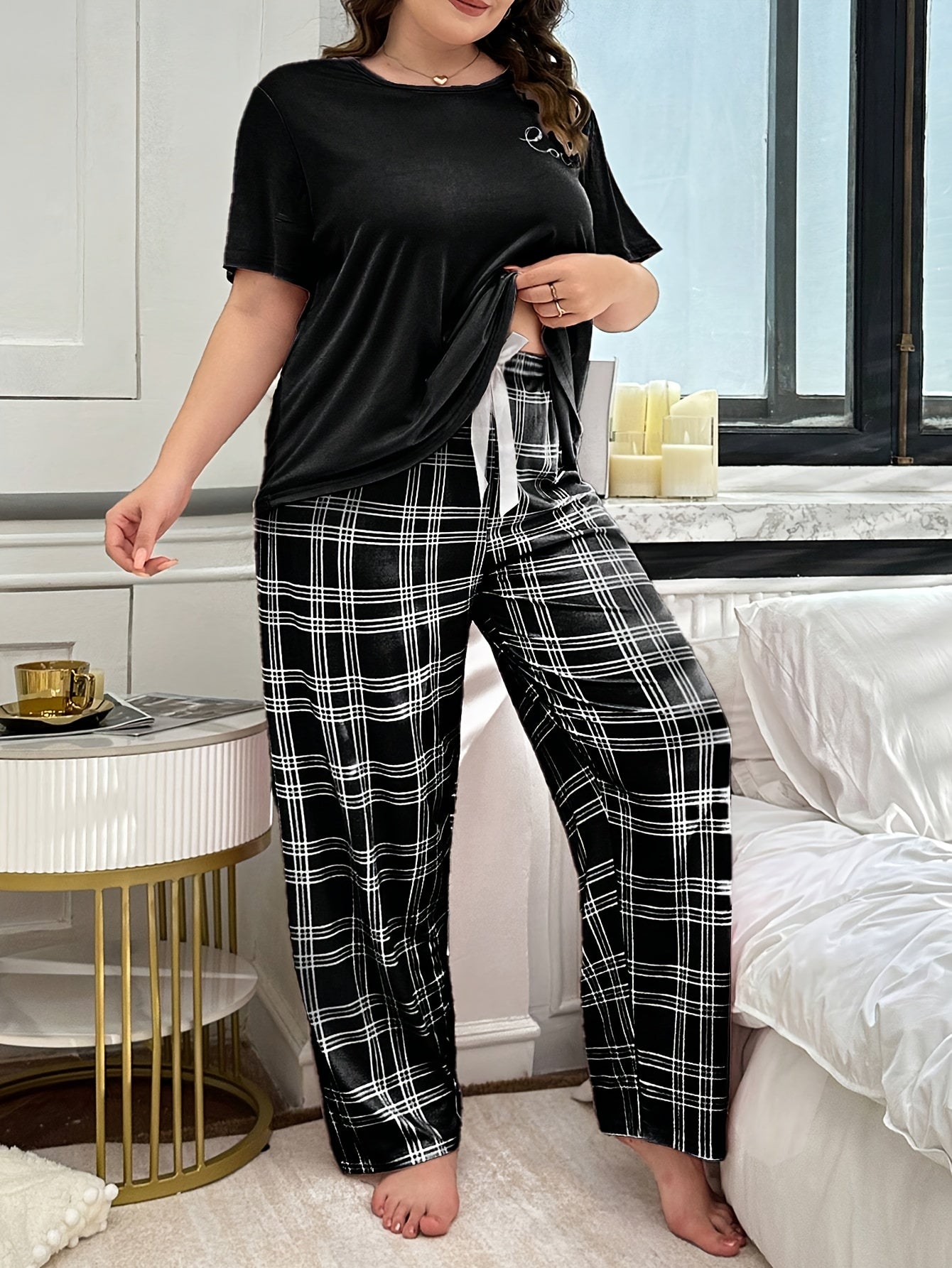 Women's Plus Size 2pcs Pajama Set - Oversized Round Neck Short-Sleeve Nightgown & Plaid Pants with Heart Print, Soft Polyester Blend All-Season Sleepwear, Machine Washable Cozy Lounge Set in Black/White (Casual Elegant Pajama