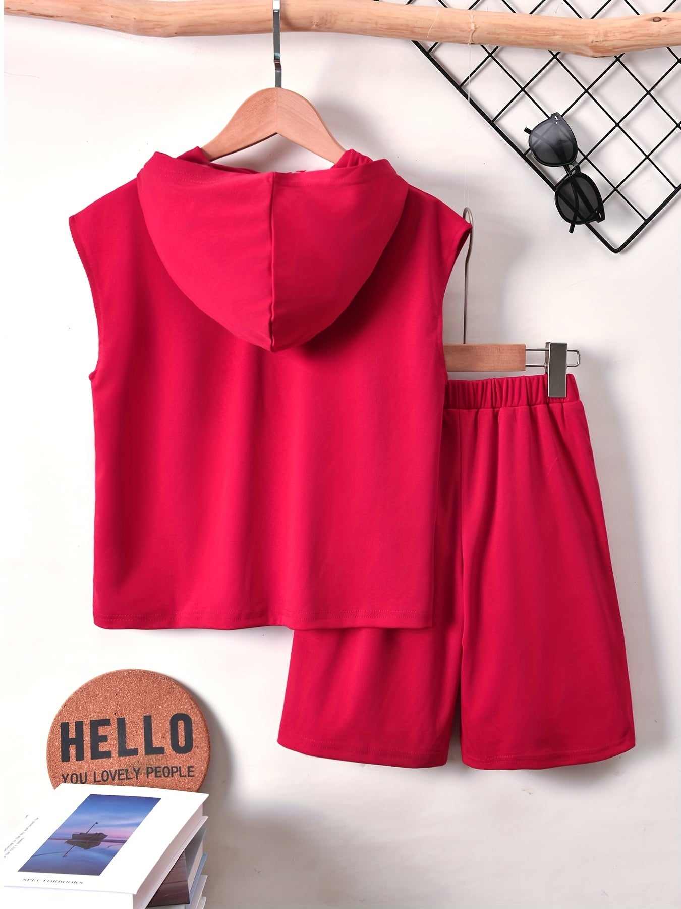 Conjunto elegante de t-shirt de manga curta com estampado de letras e calções para menino, ideal para atividades ao ar livre.