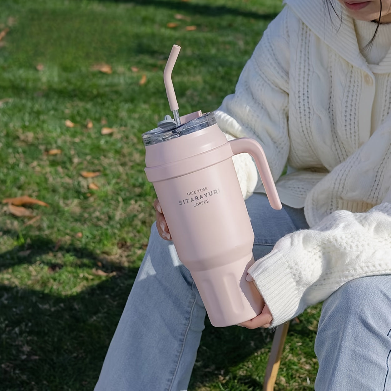 Copo térmico portátil de 1,4 litros (47,3 oz) com pega e tampa com palhinha, garrafa de água portátil de grande capacidade, copo de aço inoxidável para automóvel, ideal para desportos ao ar livre, viagens e campismo. Presente de Natal.