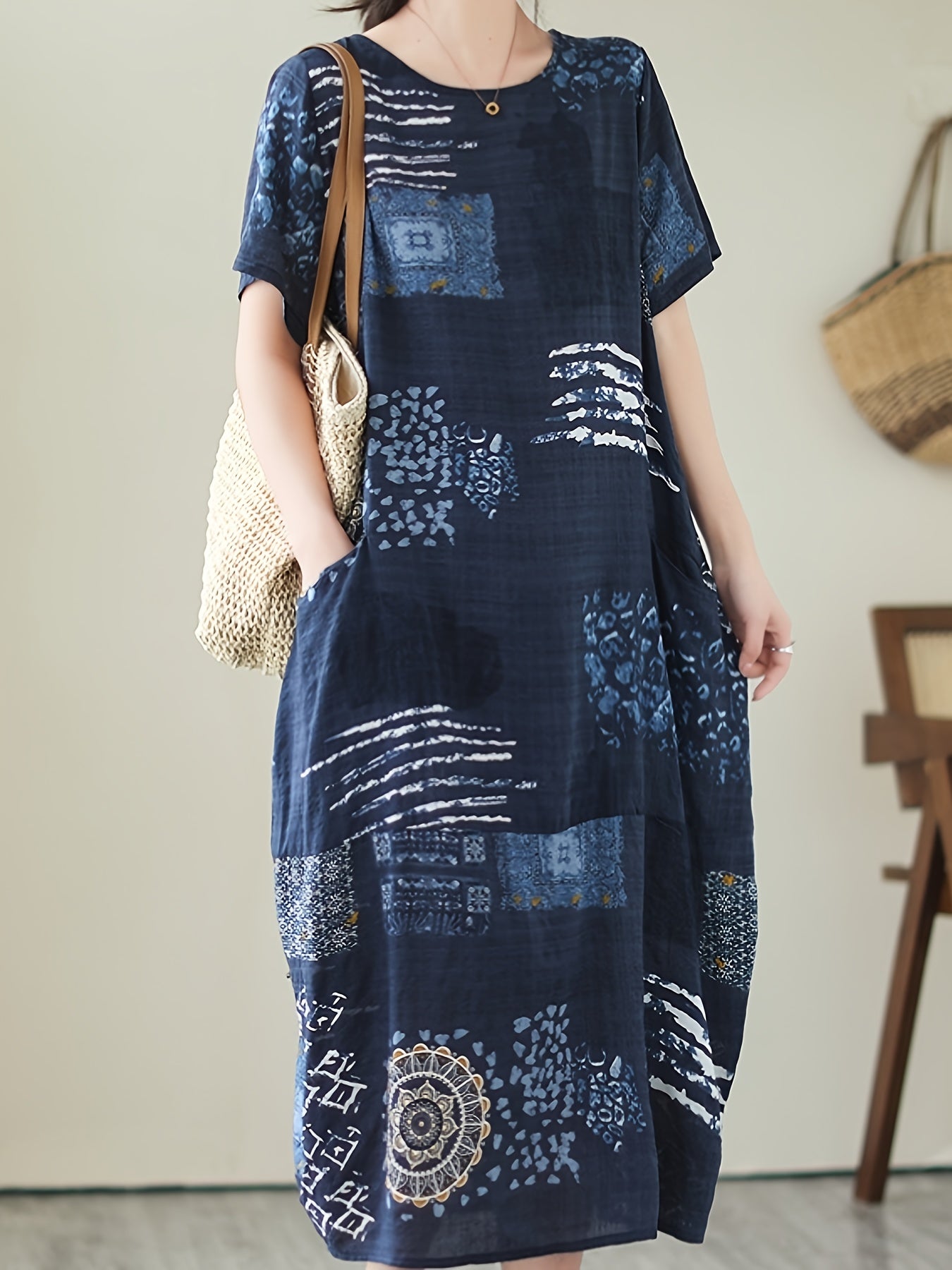 Vestido largo com estampado total e bolso, modelo casual de manga curta e gola redonda. Roupa feminina.